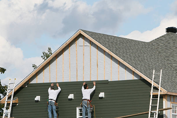 Professional Siding Installation technician working in Robbins, IL